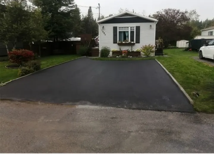 Travaux minutieux d'asphaltage effectué dans le secteur du lac-saint-Charles à Québec. Regroupement Résidentiel. King Bitume