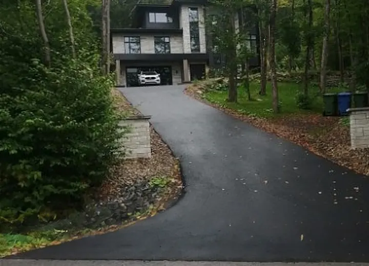 Travaux d'asphaltage complet dans le secteur du Lac-Beauport à Québec. King Bitume