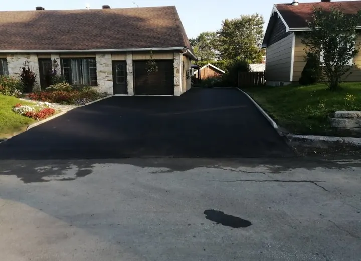 Travaux minutieux d'asphaltage effectué dans le secteur du lac-saint-Charles à Québec. King Bitume