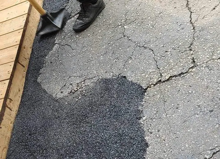 Travaux effectué à Québec dans le secteur de Loretteville. Réparation et Nivelage d'un entré d'asphalte. Ajout d'asphalte froide et compactage manuel. King Bitume