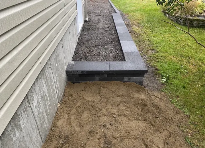 Travaux de construction de muret en dalle dans la Ville de Québec.