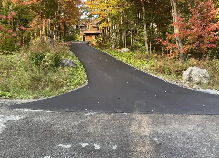 Travaux d'asphaltage dans le secteur du Lac-Beauport sur la rue du Grand-Duc dans la ville de Québec.