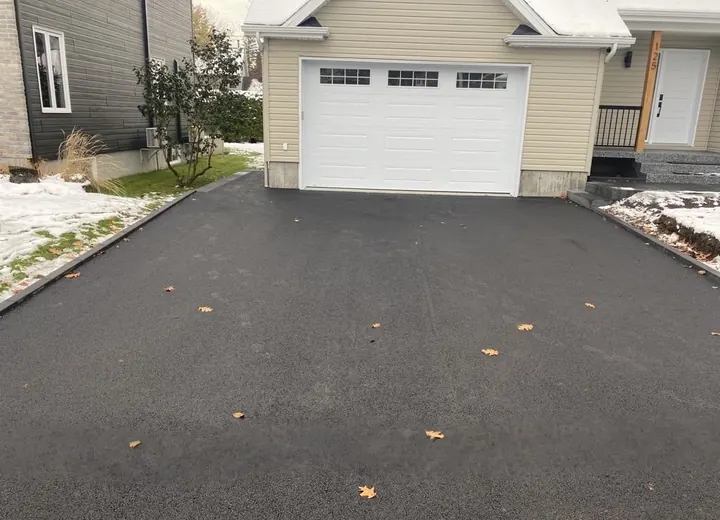 Travaux d'Asphaltage dans le secteur du Lac-Saint-Charles dans la Ville de Québec.