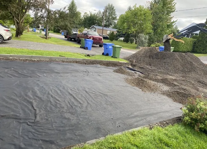Travaux d'excavation et pose d'une membrane géotextile dans la ville de Québec , secteur Lac-Saint-Charles.