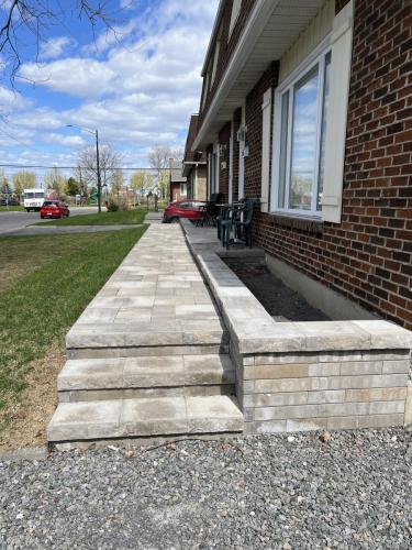 Terrassement effectué sur la rue Bisson , Québec,Qc. Travaux de muret  dalles de béton et marches en pavé unis. King Bitume