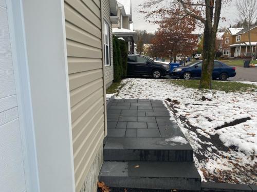 Terrassement effectué à Québec,Qc .Travaux de muret et dalles de béton. King Bitume