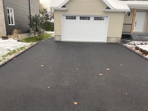 Travaux d'Asphaltage dans le secteur du Lac-Saint-Charles dans la Ville de Québec.