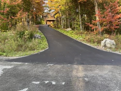 Travaux d'asphaltage dans le secteur du Lac-Beauport sur la rue du Grand-Duc dans la ville de Québec.