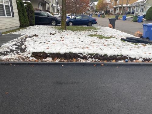 Installation d'une bande linéaire dans la ville de Québec pour délimiter une entré d'Asphalte.