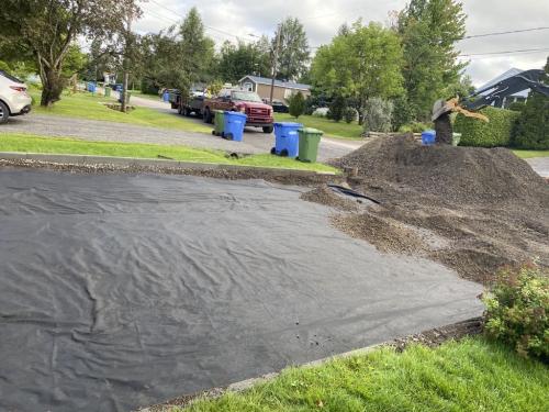 Travaux d'excavation et pose d'une membrane géotextile dans la ville de Québec , secteur Lac-Saint-Charles.