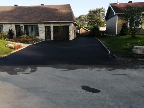 Travaux minutieux d'asphaltage effectué dans le secteur du lac-saint-Charles à Québec. King Bitume