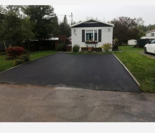 Travaux minutieux d'asphaltage effectué dans le secteur du lac-saint-Charles à Québec.  Regroupement Résidentiel. King Bitume